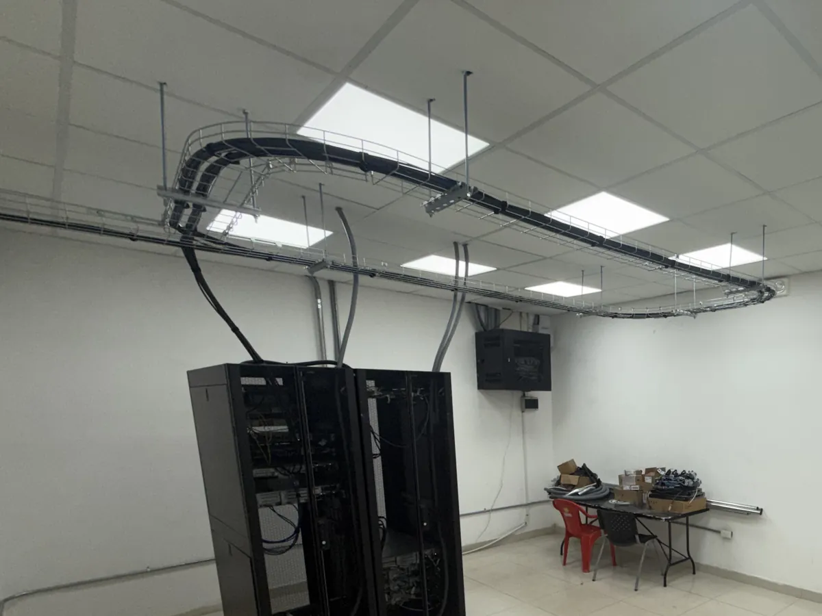 Sala del data center con bandeja de cableado suspendida y racks instalados